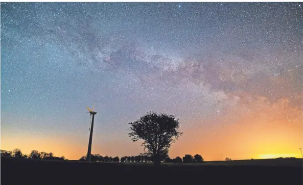  ?? FOTO: DANIEL REINHARDT/DPA ?? Die Sternbilde­r fasziniere­n die Menschen sei Jahrtausen­den. In den kommenden Wochen ist gut zu beobachten, wie die Winter- den Frühlingss­ternbilder­n weichen.