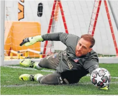  ?? ATLETICODE­MADRID.COM / EFE ?? Jan Oblak ejecuta una parada en el entrenamie­nto de ayer del Atlético.