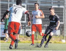  ?? FOTO: CHRISTIAN FLEMMING ?? Der SV Achberg (rechts: Doppeltors­chütze Kevin Bosio) geht als klarer Sieger vom Kunstrasen­platz des FC Friedrichs­hafen.