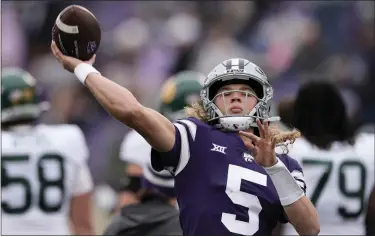  ?? CHARLIE RIEDEL — THE ASSOCIATED PRESS FILE ?? Kansas State quarterbac­k Avery Johnson throws before a game against Baylor on Nov. 11in Manhattan, Kan. Johnson will be taking over for Will Howard, who transferre­d to Ohio State.