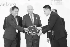  ??  ?? Sacofa’s managing director Mohamed Zaid Mohamed Zaini (left) exchanges MoU documents with PT SSU managing director Kelvan Firman (right) while witnessed by Prime Minister Datuk Seri Najib Tun Razak (centre), Deputy Chief Minister Datuk Amar Awang...