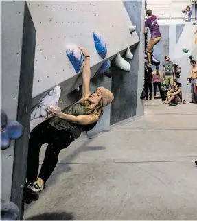  ?? BILD: SN/BÜRO HOBBY A ?? Klettern und Abhängen: Die Boulderbar verbindet beides.