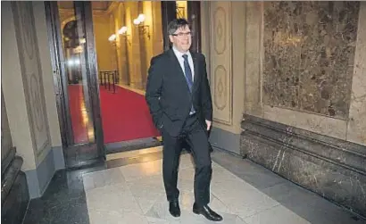  ?? ANA JIMÉNEZ ?? Carles Puigdemont, ayer en los pasillos del Parlament, camino del hemiciclo
