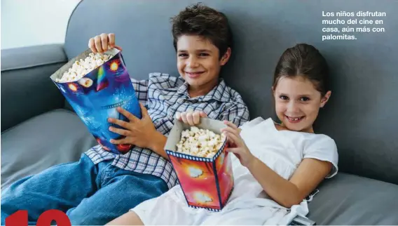  ??  ?? Los niños disfrutan mucho del cine en casa, aún más con palomitas.