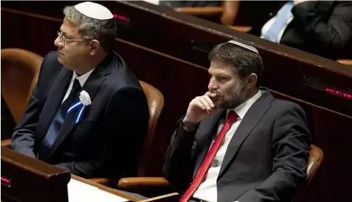  ?? ?? Les législateu­rs israéliens d'extrême droite Itamar Ben Gvir, au centre, et Bezalel Smotrich