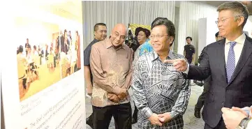  ??  ?? Shafie (centre) visiting the Shell informatio­n pop-ups at the Kinabalu Shell Press Awards 2018, escorted by Muguntan (left) and Shell Malaysia chairman Ian Lo (right).