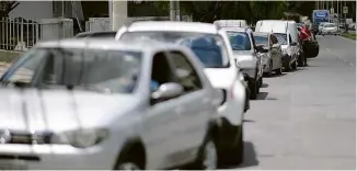  ?? Douglas Magno/AFP ?? Motoristas fazem fila para abastecer carros em Belo Horizonte nesta sexta