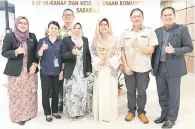  ?? ?? SELESAI: (Dari kiri) Colliner, Annie, Rosey, Fatimah, Ng dan Mahathir. Turut kelihatan di belakang, Henry Kung.