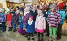  ??  ?? Mit Begeisteru­ng singen die jungen Sänger des Kinderchor­s.