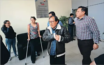  ?? GUSTAVO GUAMÁN / EXPRESO ?? Reunión. Galo Ortega, padre del periodista Javier Ortega, a su salida del ECU-911 tras la reunión del Comité de Crisis que acudieron los familiares.