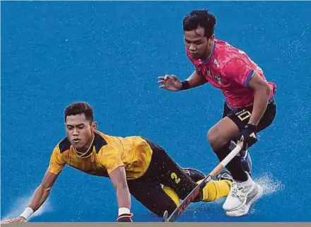  ?? BERNAMA PIC ?? Terengganu Hockey Team’s Faizal Saari (right), the top scorer with 14 goals in the Malaysia Hockey League, will be the main threat to UniKL in their TNB Cup final match today.