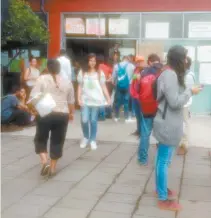  ??  ?? Universita­rios discutiero­n hasta cerca de la medianoche las acciones a realizar luego del ataque de grupos porriles el 3 de septiembre.