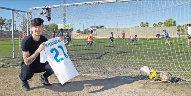  ??  ?? INICIOS. Jaime, amigo de toda la vida de Mayoral, posa con su camiseta en el Complejo Deportivo Alfredo di Stéfano, donde el delantero marcó sus primeros goles.