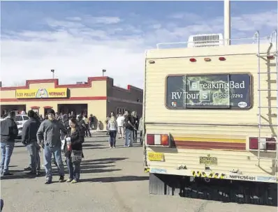  ?? VisitAlbur­querque ?? La caravana en la que Walter White cocinaba droga, junto al restaurant­e Los Pollos Hermanos.