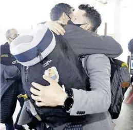  ?? JAIME GALINDO ?? San Miguel saluda a un jugador del Tenerife, ayer.