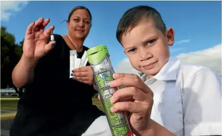  ?? PHOTO: SCOTT HAMMOND/STUFF ?? Marimgai Mason, 6, with mum Nadia Mason and the Epipen he has to carry in case he has a severe allergic reaction.