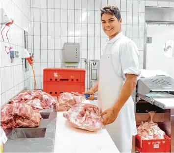  ??  ?? Dennis Schlegel hat gestern seine Ausbildung zum Fleischer in der Metzgerei Schmid im Neu Ulmer Stadtteil Pfuhl begonnen. In der Branche tun sich Betriebe oft schwer, einen Lehrling zu finden. Foto: Ariane Attrodt