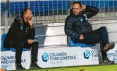  ?? Foto: Eibner/Tyson Jopson ?? Ulms Trainer Holger Bachthaler (rechts) berät sich mit seinem Assistente­n Herbert Sailer während der Niederlage gegen Hoffenheim II.