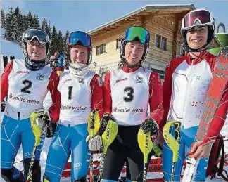  ?? Foto: FLS ?? Eléonore Dubois (2), Joyce ten Raa (1), Gwyneth ten Raa (3) und Joachim Keghian (r.) bei den Landesmeis­terschafte­n in Adelboden.