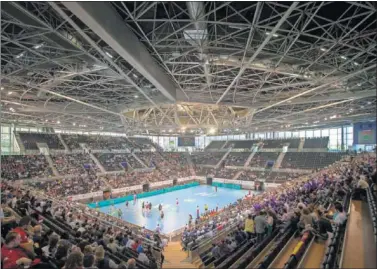  ??  ?? BUEN AMBIENTE. El Madrid Arena acogió la primera jornada de la Copa del Rey con los cuartos de final.