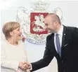  ?? FOTO: DPA ?? Bundeskanz­lerin Angela Merkel (CDU) und Mamuka Bachtadse, Ministerpr­äsident von Georgien.