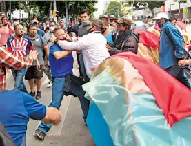  ?? DEOLARTE/ LA PRENSA /DAVID ?? AMLO se enfrentaro­n a golpes con manifestan­tes