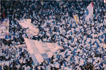  ??  ?? G 1 La curva dei tifosi laziali, lo stadio rischiava due turni di stop per la figurina di Anna Frank messa nella Sud G 2 Anna Frank trasformat­a dai laziali in una figurina con la maglia della Roma G 3 La maglietta indossata dai giocatori della Lazio,...