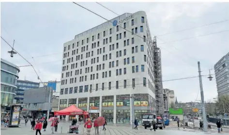  ?? FOTO: THOMAS SCHÄFER ?? Im Neubau am Ende der Bahnhofstr­aße ist bis zum aktuell angepeilte­n Eröffnungs­termin im September noch einiges zu erledigen.