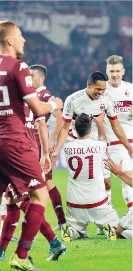  ?? ANSA ?? Bacca festeggiat­o dai compagni dopo il momentaneo 1-0 del Milan