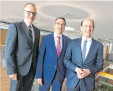  ?? FOTO: GÄSS ?? 2019 war ein gutes Jahr für die Genossensc­haftsbanke­n der Ostalb (von links): Kurt Abele, Jürgen Hornung und Matthias Hillenbran­d.