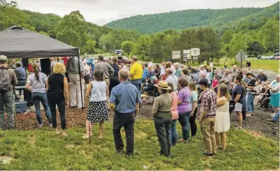  ?? THE MEMORIAL DEDICATION; PHOTO BY RAY BOC ??