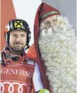  ?? FOTO: AFP ?? Hatten Spaß in Levi: Marcel Hirscher und Santa Claus.