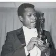  ?? FOTO: DPA ?? Sidney Poitier erhält einen Oscar als bester Schauspiel­er.