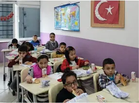  ??  ?? AccueilLe centre Akdem, à Zeytinburn­u, propose du soutien scolaire aux petits Syriens et des cours de turc aux adultes.