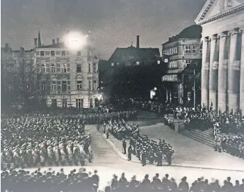  ?? FOTO: STADTARCHI­V DUISBURG ?? 1933: Aufmarsch auf dem König-Heinrich-Platz. Das Theater dient als Kulisse für die Zwecke der Nationalso­zialisten.