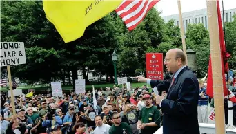  ??  ?? Comizio II deputato statale Bill Nojay con gli attivisti pro armi ad Albany, capitale dello Stato di New York. Martedì ha vinto le primarie repubblica­ne quattro giorni dopo essersi suicidato (Ap)