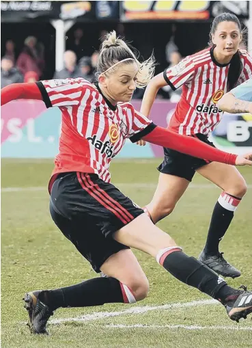  ??  ?? Sunderland’s Keira Ramshaw fires a cross past Demi Stokes.