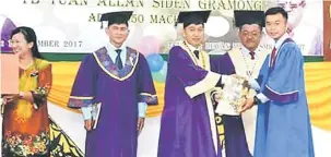  ??  ?? CEMERLANG: Robert menyampaik­an Anugerah Pelajar Terbaik Lelaki SMK Kanowit kepada Alex Excelinton pada Majlis Graduasi dan Apresiasi SMK Kanowit Ke-40.