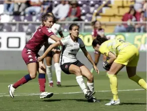  ?? MAYELA LÓPEZ ?? Noelia Bermúdez tuvo poco trabajo en el clásico. La ‘S’ quería alcanzar en puntos a la Liga, pero su plan salió al revés