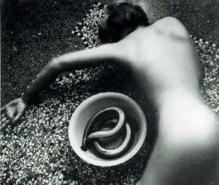  ?? ?? Bianco e nero Sopra, Francesca Woodman,
Eel Series (1978). Sinistra: Stephan Brigidi, Woman with a large plate