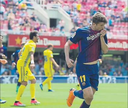  ?? FOTO: PERE PUNTÍ ?? Marc Cardona, bigoleador El delantero se reivindicó con dos goles, que celebró con rabia y besando el escudo azulgrana