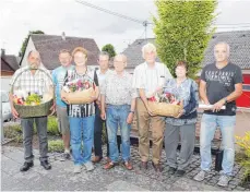  ?? FOTO: HERBERT DREHER ?? Die ausgeschie­denen Vorstandsm­itglieder der Naturfreun­degruppe Schwandorf/Gallmannsw­eil durften nochmals Dank und Anerkennun­g und für ihre geleistete Arbeit einen Geschenkko­rb entgegenne­hmen. Walter Hermann, Obmann Hartmut Jäger, Helga Hermann, Franz...