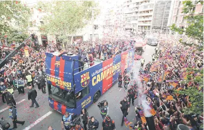  ?? — Gambar Reuters ?? RAI BERSAMA: Ribuan penyokong berbaris di sepanjang jalan untuk meraikan kejuaraan berganda Barca di Barcelona, Sepanyol Isnin lepas.