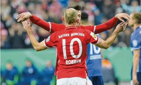  ?? Foto: Local Caption ?? Bayern Tango: Arjen Robben gratuliert dem zweifachen Torschütze­n Robert Lewandowsk­i.