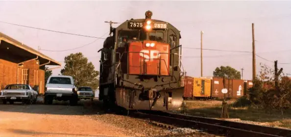  ?? Terry A. Kirkland, Ed Cooper collection ?? Southern Pacific B30-7 7875 rolls through Commerce with author Lasher at the controls of train PBDAF for Dallas.