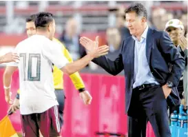  ??  ?? Juan Carlos Osorio felicita a Marco Fabián