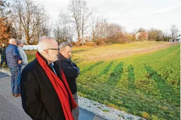  ?? Foto: Erich Echter ?? Soll diese Fläche Bauland werden? Bei einem Ortstermin sah sich der Aichacher Bauausschu­ss das Gelände im Westen des Stadt teils Algertshau­sen an.