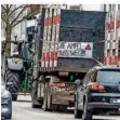  ?? FOTO: ROLF RUPPENTHAL ?? Ein Protestzug aus Traktoren und Lkw passiert am Montagvorm­ittag auf dem Weg nach Saarbrücke­n Ensdorf und Bous.