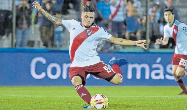  ?? FOTOBAIRES ?? Fina estampa. El zurdazo del colombiano Juan Quintero desde los doce pasos se convertirá en el único gol del amistoso jugado en Maldonado. River lució intacto.