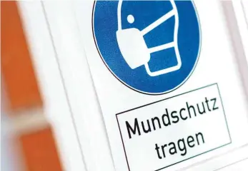  ?? FOTO: HAUKE-CHRISTIAN DITTRICH/DPA ?? Das Tragen einer Mund-Nasen-Bedeckung ist in vielen öffentlich­en Einrichtun­gen und in manchen Innenstädt­en verpflicht­end. Nach Expertenme­inung ergibt sich eine positive Wirkung der Mund-Nasen-Masken: „Die Maske nimmt einen Teil der Luftfeucht­e beim Ausatmen an und gibt diese beim Einatmen wieder ab“, sagt Thomas Deitmer, Generalsek­retär der Deutschen Gesellscha­ft für Hals-Nasen-Ohren-Heilkunde, Kopf- und Hals-Chirurgie.